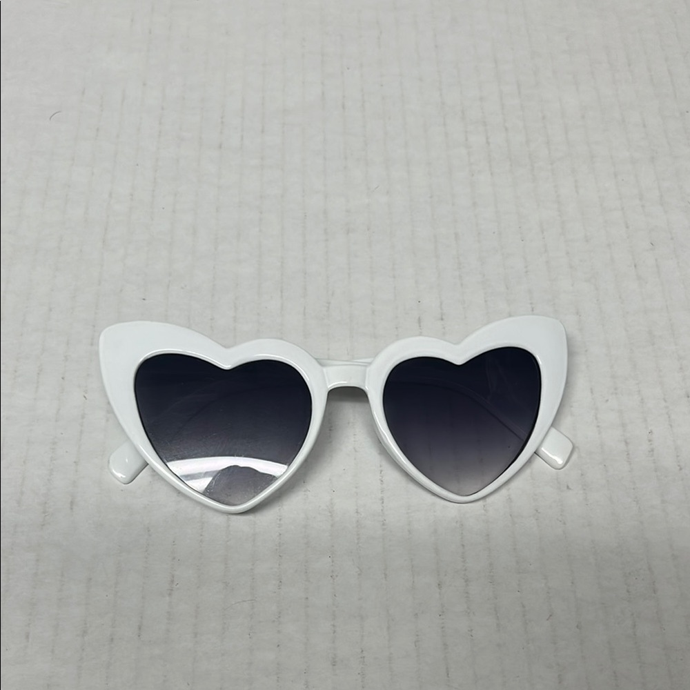 White retro flirty Heart Sunglasses Bachelorette Barbiecore vacation valentines - Picture 4 of 12